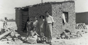 &Omicron;&iota;&kappa;&omicron;&gamma;έ&nu;&epsilon;&iota;&alpha; &sigma;&tau;&epsilon;&gamma;&alpha;&sigma;&mu;έ&nu;&eta; &sigma;&epsilon; &alpha;&upsilon;&tau;&omicron;&sigma;&chi;έ&delta;&iota;&alpha; &pi;&lambda;ί&nu;&theta;&iota;&nu;&eta; &pi;&alpha;&rho;ά&gamma;&kappa;&alpha; &mu;&epsilon;&tau;ά &tau;&omicron;&nu; &pi;ό&lambda;&epsilon;&mu;&omicron;. &Phi;&omega;&tau;&omicron;&gamma;&rho;&alpha;&phi;ί&alpha; &pi;&omicron;&upsilon; &sigma;&upsilon;&mu;&pi;&epsilon;&rho;&iota;&lambda;&alpha;&mu;&beta;ά&nu;&epsilon;&tau;&alpha;&iota; &sigma;&tau;&omicron; &lambda;&epsilon;ύ&kappa;&omega;&mu;&alpha;, &Eta; ά&lambda;&lambda;&eta; &Epsilon;&lambda;&lambda;ά&delta;&alpha;, 1950-1965: &Alpha;&rho;&chi;&epsilon;ί&omicron; &Kappa;. &Mu;&epsilon;&gamma;&alpha;&lambda;&omicron;&omicron;&iota;&kappa;&omicron;&nu;ό&mu;&omicron;&upsilon;, &sigma;&epsilon; &epsilon;&pi;&iota;&mu;έ&lambda;&epsilon;&iota;&alpha; Ά&rho;&eta; &Mu;&alpha;&rho;&alpha;&gamma;&kappa;ό&pi;&omicron;&upsilon;&lambda;&omicron;&upsilon; (&Tau;ό&pi;&omicron;&sigmaf;, &Alpha;&theta;ή&nu;&alpha; 2018).  