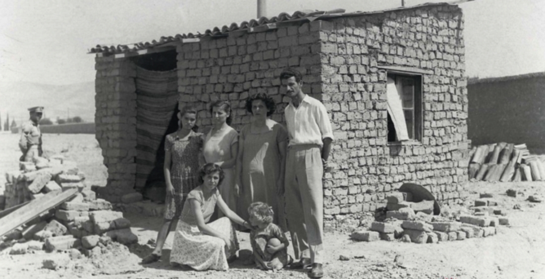 &Omicron;&iota;&kappa;&omicron;&gamma;έ&nu;&epsilon;&iota;&alpha; &sigma;&tau;&epsilon;&gamma;&alpha;&sigma;&mu;έ&nu;&eta; &sigma;&epsilon; &alpha;&upsilon;&tau;&omicron;&sigma;&chi;έ&delta;&iota;&alpha; &pi;&lambda;ί&nu;&theta;&iota;&nu;&eta; &pi;&alpha;&rho;ά&gamma;&kappa;&alpha; &mu;&epsilon;&tau;ά &tau;&omicron;&nu; &pi;ό&lambda;&epsilon;&mu;&omicron;. &Phi;&omega;&tau;&omicron;&gamma;&rho;&alpha;&phi;ί&alpha; &pi;&omicron;&upsilon; &sigma;&upsilon;&mu;&pi;&epsilon;&rho;&iota;&lambda;&alpha;&mu;&beta;ά&nu;&epsilon;&tau;&alpha;&iota; &sigma;&tau;&omicron; &lambda;&epsilon;ύ&kappa;&omega;&mu;&alpha;, &Eta; ά&lambda;&lambda;&eta; &Epsilon;&lambda;&lambda;ά&delta;&alpha;, 1950-1965: &Alpha;&rho;&chi;&epsilon;ί&omicron; &Kappa;. &Mu;&epsilon;&gamma;&alpha;&lambda;&omicron;&omicron;&iota;&kappa;&omicron;&nu;ό&mu;&omicron;&upsilon;, &sigma;&epsilon; &epsilon;&pi;&iota;&mu;έ&lambda;&epsilon;&iota;&alpha; Ά&rho;&eta; &Mu;&alpha;&rho;&alpha;&gamma;&kappa;ό&pi;&omicron;&upsilon;&lambda;&omicron;&upsilon; (&Tau;ό&pi;&omicron;&sigmaf;, &Alpha;&theta;ή&nu;&alpha; 2018).  