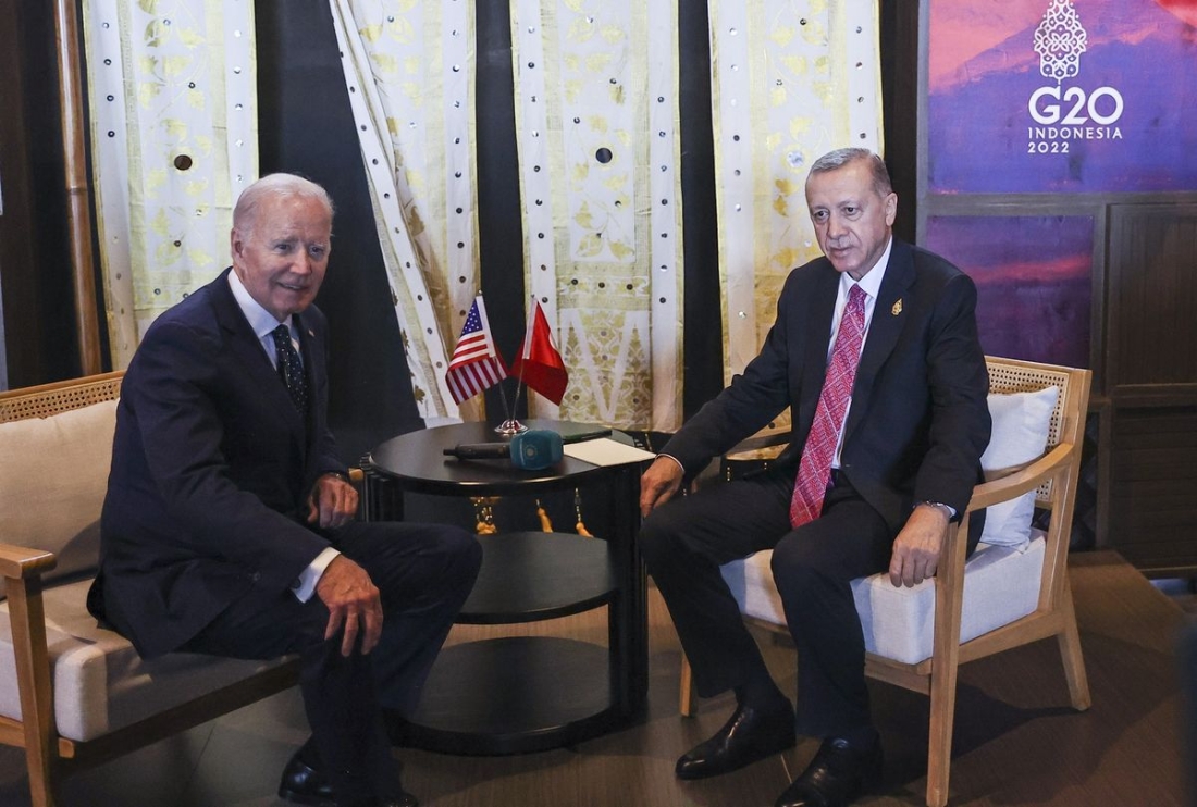 15 Νοεμβρίου 2022, Νούσα Ντούα, Μπαλί, Ινδονησία. Ο αμερικανός πρόεδρος Τζο Μπάιντεν συναντιέται με τον τούρκο πρόεδρο Ρετζέπ Ταγίπ Ερντογάν στη διάρκεια της διάσκεψης των G20. Ήταν μια από τις επανειλημμένες προσπάθειες του Ερντογάν να αναθερμάνει τη σχέση Τουρκίας - ΗΠΑ η οποία δοκιμάζεται μετά την αγορά από την Άγκυρα ρωσικών S-400.  