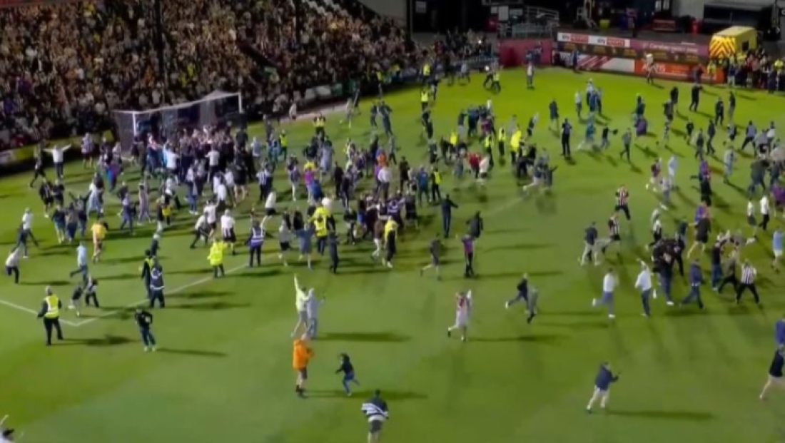 Μετά τη φοβερή νίκη της Γκρίμσμπι Τάουν επί της Μάντσεστερ Γιουνάιτεντ, με 12-11 στα πέναλτι, οι οπαδοί των γηπεδούχων εισέβαλαν στο γήπεδο πανηγυρίζοντας τη νίκη του Δαβίδ έναντι του Γολιάθ. Εικόνα από βίντεο.   