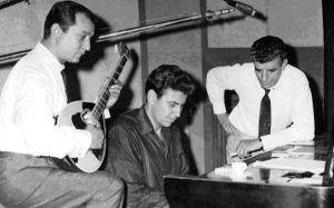 1959, Αθήνα. Μανώλης Χιώτης, Μίκης Θεοδωράκης, Γρηγόρης Μπιθικώτσης ηχογραφούν τον «Επιτάφιο».