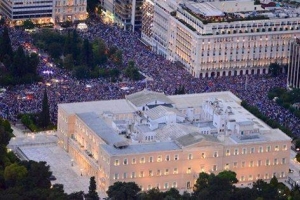 Αθήνα, πλατεία Συντάγματος, 30/6/2015. Συγκέντρωση του κινήματος Μένουμε Ευρώπη. Η δημοκρατική επιμονή μιας ομάδας πολιτών να παραμείνει η Ελλάδα στην Ευρωπαϊκή Ένωση, που συνέβαλαν στη δημιουργία ενός ρεύματος που εκφράστηκε με μαζικές συγκεντρώσεις, χωρίς βία, υπέρ αυτής της λύσης και, λίγο αργότερα, εκπροσώπησε το ΝΑΙ, στη δημοψήφισμα του 2015, οδήγησε την υιοθέτηση από μερικούς υπερασπιστές ή απολογητές της πολιτικής του αντιμνημονίου και της αντιπαλότητας στη Δύση, τον προσδιορισμό «ακραίο Κέντρο» για στελέχη και υποστηρικτές του κινήματος «Μένουμε Ευρώπη».