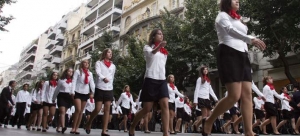 27 Οκτωβρίου 2016. Κορίτσια παρελαύνουν στη Θεσσαλονίκη, χωριστά, στο πλαίσιο των «παραδοσιακών» ρόλων, τους οποίους αμφισβητούσε η κβερνώσα Αριστερά, μέχρι να γίνει κυβερνώσα. 
