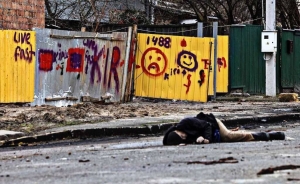 Απρίλιος 2022, Μπούτσα, Ουκρανία. Ένα από τα πτώματα που άφησε πίσω του αποχωρώντας ο ρωσικός στρατός.