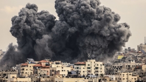 Εκρήκεις στη Γάζα από ισραηλινούς βομβαρδισμούς, που ακολούθησαν το μακελειό που προκάλεσε η Χαμάς στο Ισραήλ. Η εικόνα προέρχεται από βίντεο του Αλ Τζαζίρα. 