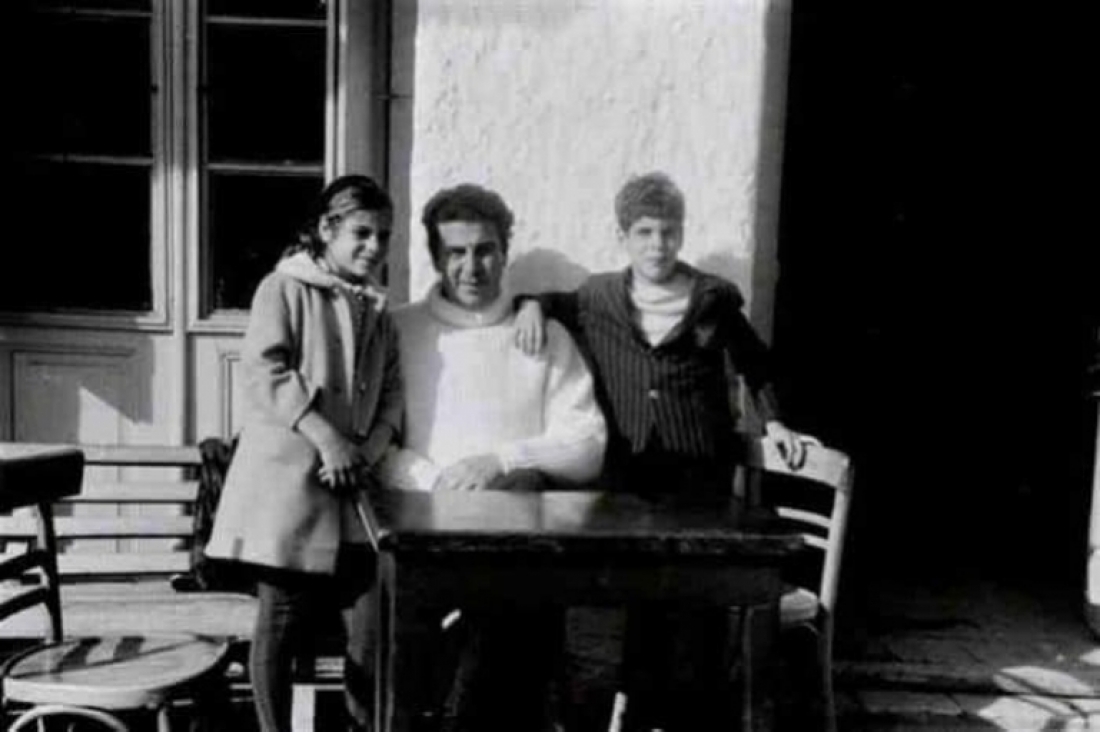 1968. Ο Μίκης Θεοδωράκης με τα δύο του παιδιά, τη Μαργαρίτα και τον Γιώργο, στη Ζάτουνα της Αρκαδίας, όπου έζησε εκτοπισμένος μαζί με την οικογένειά του για δεκατέσσερις μήνες, τα πρώτα χρόνια της χούντας, το 1968 και το 1969..