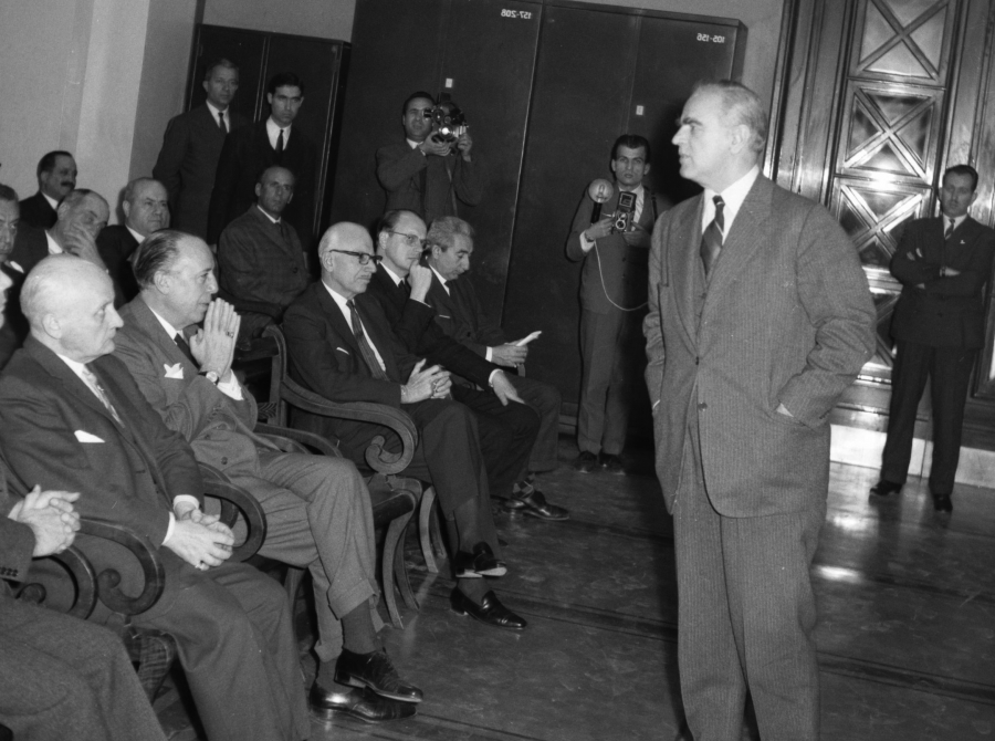 1962, &Alpha;&theta;ή&nu;&alpha;. &Omicron; &pi;&rho;&omega;&theta;&upsilon;&pi;&omicron;&upsilon;&rho;&gamma;ό&sigmaf; &Kappa;&omega;&nu;&sigma;&tau;&alpha;&nu;&tau;ί&nu;&omicron;&sigmaf; &Kappa;&alpha;&rho;&alpha;&mu;&alpha;&nu;&lambda;ή&sigmaf; &epsilon;&pi;&iota;&sigma;&kappa;έ&pi;&tau;&epsilon;&tau;&alpha;&iota; &tau;&eta;&nu; &Tau;&rho;ά&pi;&epsilon;&zeta;&alpha; &tau;&eta;&sigmaf; &Epsilon;&lambda;&lambda;ά&delta;&omicron;&sigmaf;, &pi;&rho;&omicron;&kappa;&epsilon;&iota;&mu;έ&nu;&omicron;&upsilon; &nu;&alpha; &epsilon;&nu;&eta;&mu;&epsilon;&rho;&omega;&theta;&epsilon;ί &gamma;&iota;&alpha; &tau;&iota;&sigmaf; &omicron;&iota;&kappa;&omicron;&nu;&omicron;&mu;&iota;&kappa;έ&sigmaf; &epsilon;&xi;&epsilon;&lambda;ί&xi;&epsilon;&iota;&sigmaf; &tau;&eta;&sigmaf; &chi;ώ&rho;&alpha;&sigmaf;. &Sigma;&epsilon; &alpha;ί&theta;&omicron;&upsilon;&sigma;&alpha; ό&pi;&omicron;&upsilon; &theta;&alpha; &pi;&rho;&omicron;&beta;&lambda;&eta;&theta;&omicron;ύ&nu; &tau;&alpha; &omicron;&iota;&kappa;&omicron;&nu;&omicron;&mu;&iota;&kappa;ά &delta;&iota;&alpha;&gamma;&rho;ά&mu;&mu;&alpha;&tau;&alpha;, &tau;&omicron;&nu; &pi;&rho;&omega;&theta;&upsilon;&pi;&omicron;&upsilon;&rho;&gamma;ό &pi;&epsilon;&rho;&iota;&mu;έ&nu;&omicron;&upsilon;&nu; &delta;&iota;ά&phi;&omicron;&rho;&omicron;&iota; &omicron;&iota;&kappa;&omicron;&nu;&omicron;&mu;&iota;&kappa;&omicron;ί &pi;&alpha;&rho;ά&gamma;&omicron;&nu;&tau;&epsilon;&sigmaf;, &mu;&epsilon;&tau;&alpha;&xi;ύ &tau;&omega;&nu; &omicron;&pi;&omicron;ί&omega;&nu; &omicron; &Xi;&epsilon;&nu;&omicron;&phi;ώ&nu; &Zeta;&omicron;&lambda;ώ&tau;&alpha;&sigmaf; (&tau;&rho;ί&tau;&omicron;&sigmaf; &alpha;&pi;ό &alpha;&rho;&iota;&sigma;&tau;&epsilon;&rho;ά).  