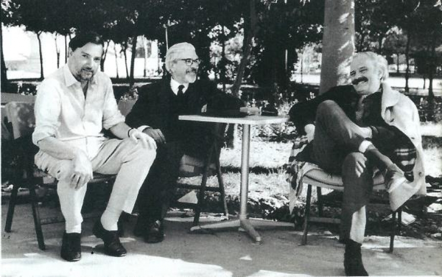 Κηφισιά, 1964. Ο Ανδρέας Εμπειρίκος (στη μέση) βρίσκεται με τον Νάνο Βαλαωρίτη (δεξιά) και τον άγγλο δημοσιογράφο Άλαν Ρος. Είναι η περίοδος που άρχισε να εκδίδεται το περιοδικό Πάλι. 