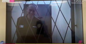 15 Φεβρουαρίου 2024, Χαρπ, Σωφρονιστική Αποικία ΙΚ-ε, Ρωσία. Η τελευταία φωτογραφία του Αλεξέι Ναβάλνι από τη φυλακή του, που διέρρευσε στη διάρκεια μιας απολογίας του στη δικαιοσύνη από απόσταση. Την επομένη ανακοινώθηκε ο θάνατός του.