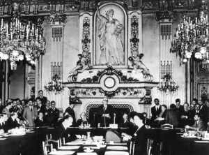 9 &Mu;&alpha;ΐ&omicron;&upsilon; 1950, &Pi;&alpha;&rho;ί&sigma;&iota;. &Omicron; &gamma;ά&lambda;&lambda;&omicron;&sigmaf; &upsilon;&pi;&omicron;&upsilon;&rho;&gamma;ό&sigmaf; &Epsilon;&xi;&omega;&tau;&epsilon;&rho;&iota;&kappa;ώ&nu; &Rho;&omicron;&mu;&pi;έ&rho; &Sigma;&omicron;&upsilon;&mu;ά&nu; &pi;&alpha;&rho;&omicron;&upsilon;&sigma;&iota;ά&zeta;&epsilon;&iota; &tau;&eta; &delta;&iota;&alpha;&kappa;ή&rho;&upsilon;&xi;&eta; &pi;&omicron;&upsilon; έ&chi;&epsilon;&iota; &tau;&omicron; ό&nu;&omicron;&mu;ά &tau;&omicron;&upsilon;, &mu;&epsilon; &tau;&eta;&nu; &omicron;&pi;&omicron;ί&alpha; &pi;&rho;ό&tau;&epsilon;&iota;&nu;&epsilon; &tau;&eta; &delta;&eta;&mu;&iota;&omicron;&upsilon;&rho;&gamma;ί&alpha; &mu;&iota;&alpha;&sigmaf; &Epsilon;&upsilon;&rho;&omega;&pi;&alpha;ϊ&kappa;ή&sigmaf; &Kappa;&omicron;&iota;&nu;ό&tau;&eta;&tau;&alpha;&sigmaf; Ά&nu;&theta;&rho;&alpha;&kappa;&alpha; &kappa;&alpha;&iota; &Chi;ά&lambda;&upsilon;&beta;&alpha;. &Iota;&delta;&rho;&upsilon;&tau;&iota;&kappa;ά &mu;έ&lambda;&eta; ή&tau;&alpha;&nu; &eta; &Gamma;&alpha;&lambda;&lambda;ί&alpha;, &eta; &Delta;&upsilon;&tau;&iota;&kappa;ή &Gamma;&epsilon;&rho;&mu;&alpha;&nu;ί&alpha;, &eta; &Iota;&tau;&alpha;&lambda;ί&alpha;, &omicron;&iota; &Kappa;ά&tau;&omega; &Chi;ώ&rho;&epsilon;&sigmaf;, &tau;&omicron; &Beta;έ&lambda;&gamma;&iota;&omicron; &kappa;&alpha;&iota; &tau;&omicron; &Lambda;&omicron;&upsilon;&xi;&epsilon;&mu;&beta;&omicron;ύ&rho;&gamma;&omicron;, &kappa;&iota; ή&tau;&alpha;&nu; &omicron; &pi;&rho;ώ&tau;&omicron;&sigmaf; &alpha;&pi;ό &mu;&iota;&alpha; &sigma;&epsilon;&iota;&rho;ά &upsilon;&pi;&epsilon;&rho;&epsilon;&theta;&nu;&iota;&kappa;ώ&nu; &epsilon;&upsilon;&rho;&omega;&pi;&alpha;ϊ&kappa;ώ&nu; &theta;&epsilon;&sigma;&mu;ώ&nu; &pi;&omicron;&upsilon; &tau;&epsilon;&lambda;&iota;&kappa;ά &mu;&epsilon;&tau;&epsilon;&xi;&epsilon;&lambda;ί&chi;&theta;&eta;&kappa;&alpha;&nu; &sigma;&tau;&eta; &sigma;&eta;&mu;&epsilon;&rho;&iota;&nu;ή &Epsilon;&upsilon;&rho;&omega;&pi;&alpha;ϊ&kappa;ή Έ&nu;&omega;&sigma;&eta;. &Mu;&epsilon;&rho;&iota;&kappa;ά &alpha;&pi;&omicron;&sigma;&pi;ά&sigma;&mu;&alpha;&tau;&alpha; &tau;&eta;&sigmaf; &Delta;&iota;&alpha;&kappa;ή&rho;&upsilon;&xi;&eta;&sigmaf; &Sigma;&omicron;&upsilon;&mu;ά&nu;: &laquo;&Eta; &pi;&alpha;&gamma;&kappa;ό&sigma;&mu;&iota;&alpha; &epsilon;&iota;&rho;ή&nu;&eta; &delta;&epsilon;&nu; &mu;&pi;&omicron;&rho;&epsilon;ί &nu;&alpha; &delta;&iota;&alpha;&tau;&eta;&rho;&eta;&theta;&epsilon;ί &alpha;&nu; &delta;&epsilon;&nu; &alpha;&nu;&alpha;&lambda;&eta;&phi;&theta;&omicron;ύ&nu; &delta;&eta;&mu;&iota;&omicron;&upsilon;&rho;&gamma;&iota;&kappa;έ&sigmaf; &pi;&rho;&omicron;&sigma;&pi;ά&theta;&epsilon;&iota;&epsilon;&sigmaf; &alpha;&nu;ά&lambda;&omicron;&gamma;&epsilon;&sigmaf; &tau;&omega;&nu; &kappa;&iota;&nu;&delta;ύ&nu;&omega;&nu; &pi;&omicron;&upsilon; &tau;&eta;&nu; &alpha;&pi;&epsilon;&iota;&lambda;&omicron;ύ&nu;. [...] &Eta; &Epsilon;&upsilon;&rho;ώ&pi;&eta; &delta;&epsilon;&nu; &theta;&alpha; &delta;&eta;&mu;&iota;&omicron;&upsilon;&rho;&gamma;&eta;&theta;&epsilon;ί &delta;&iota;&alpha;&mu;&iota;ά&sigmaf;, &omicron;ύ&tau;&epsilon; &sigma;&epsilon; έ&nu;&alpha; &sigma;&upsilon;&nu;&omicron;&lambda;&iota;&kappa;ό &omicron;&iota;&kappa;&omicron;&delta;ό&mu;&eta;&mu;&alpha;: &theta;&alpha; &delta;&iota;&alpha;&mu;&omicron;&rho;&phi;&omega;&theta;&epsilon;ί &mu;έ&sigma;&alpha; &alpha;&pi;ό &sigma;&upsilon;&gamma;&kappa;&epsilon;&kappa;&rho;&iota;&mu;έ&nu;&alpha; &epsilon;&pi;&iota;&tau;&epsilon;ύ&gamma;&mu;&alpha;&tau;&alpha; &pi;&omicron;&upsilon; &theta;&alpha; &delta;&eta;&mu;&iota;&omicron;&upsilon;&rho;&gamma;ή&sigma;&omicron;&upsilon;&nu; &pi;&rho;ώ&tau;&alpha; &mu;&iota;&alpha; &pi;&rho;&alpha;&gamma;&mu;&alpha;&tau;&iota;&kappa;ή &alpha;&lambda;&lambda;&eta;&lambda;&epsilon;&gamma;&gamma;ύ&eta;. [...] &Eta; &alpha;&pi;ό &kappa;&omicron;&iota;&nu;&omicron;ύ &delta;&iota;&alpha;&chi;&epsilon;ί&rho;&iota;&sigma;&eta; &tau;&eta;&sigmaf; &pi;&alpha;&rho;&alpha;&gamma;&omega;&gamma;ή&sigmaf; ά&nu;&theta;&rho;&alpha;&kappa;&alpha; &kappa;&alpha;&iota; &chi;ά&lambda;&upsilon;&beta;&alpha; [...] &theta;&alpha; &alpha;&lambda;&lambda;ά&xi;&epsilon;&iota; &tau;&omicron; &pi;&epsilon;&pi;&rho;&omega;&mu;έ&nu;&omicron; &alpha;&upsilon;&tau;ώ&nu; &tau;&omega;&nu; &pi;&epsilon;&rho;&iota;&omicron;&chi;ώ&nu; &pi;&omicron;&upsilon; &epsilon;&pi;ί &mu;&alpha;&kappa;&rho;ό&nu; &alpha;&sigma;&chi;&omicron;&lambda;&omicron;ύ&nu;&tau;&alpha;&nu; &mu;&epsilon; &tau;&eta;&nu; &kappa;&alpha;&tau;&alpha;&sigma;&kappa;&epsilon;&upsilon;ή ό&pi;&lambda;&omega;&nu; &gamma;&iota;&alpha; &pi;&omicron;&lambda;έ&mu;&omicron;&upsilon;&sigmaf; &tau;&omega;&nu; &omicron;&pi;&omicron;ί&omega;&nu; &upsilon;&pi;ή&rho;&xi;&alpha;&nu; &sigma;&chi;&epsilon;&delta;ό&nu; &mu;&omicron;&nu;ί&mu;&omega;&sigmaf; &tau;&alpha; &theta;ύ&mu;&alpha;&tau;&alpha;&raquo;.