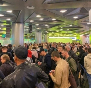 22 Σεπτεμβρίου, αεροδρόμιο Βνούκοβο, Μόσχα, Ρωσία. Νέοι άνδρες οι οποίοι, σύμφωνα με το Business Ukraine Mag, είναι επιβάτες πτήσεων που έχουν προορισμό μακριά από τη Ρωσία. Είναι η απάντηση πολλών νέων Ρώσων προκειμένου να αποφύγουν να επιστρατευτούν και να σταλούν στο μέτωπο της Ουκρανίας. 