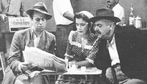 &Mu;ί&mu;&eta;&sigmaf; &Phi;&omega;&tau;ό&pi;&omicron;&upsilon;&lambda;&omicron;&sigmaf;, &Tau;&zeta;έ&nu;&eta; &Kappa;&alpha;&rho;έ&zeta;&eta;, &Beta;&alpha;&sigma;ί&lambda;&eta;&sigmaf; &Alpha;&upsilon;&lambda;&omega;&nu;ί&tau;&eta;&sigmaf; &sigma;&epsilon; &sigma;&kappa;&eta;&nu;ή &alpha;&pi;ό &kappa;&omega;&mu;&omega;&delta;ί&alpha; &tau;&omicron;&upsilon; &epsilon;&lambda;&lambda;&eta;&nu;&iota;&kappa;&omicron;ύ &kappa;&iota;&nu;&eta;&mu;&alpha;&tau;&omicron;&gamma;&rho;ά&phi;&omicron;&upsilon;. &Eta; &epsilon;&iota;&kappa;ό&nu;&alpha; &tau;&omicron;&upsilon; &mu;ά&gamma;&kappa;&alpha; &pi;&omicron;&upsilon; &epsilon;&nu;&sigma;ά&rho;&kappa;&omega;&nu;&epsilon; &sigma;&upsilon;&chi;&nu;ά &omicron; &Phi;&omega;&tau;ό&pi;&omicron;&upsilon;&lambda;&omicron;&sigmaf; &phi;&tau;&iota;&alpha;&chi;&nu;ό&tau;&alpha;&nu; &alpha;&pi;ό &mu;&iota;&alpha; &phi;&omicron;&lambda;&kappa;&lambda;&omicron;&rho;&iota;&sigma;&tau;&iota;&kappa;ή &alpha;&theta;&omega;ό&tau;&eta;&tau;&alpha;. &Tau;&alpha; &mu;&epsilon;&tau;&alpha;&gamma;&epsilon;&nu;έ&sigma;&tau;&epsilon;&rho;&alpha; &chi;&rho;ό&nu;&iota;&alpha;, &omega;&sigma;&tau;ό&sigma;&omicron;, &eta; &kappa;&omicron;&upsilon;&lambda;&tau;&omicron;ύ&rho;&alpha; &tau;&eta;&sigmaf; &alpha;&gamma;έ&nu;&epsilon;&iota;&alpha;&sigmaf; έ&gamma;&iota;&nu;&epsilon; &kappa;&alpha;&theta;&epsilon;&sigma;&tau;ώ&sigmaf; &sigma;&tau;&eta;&nu; &Epsilon;&lambda;&lambda;ά&delta;&alpha;. 