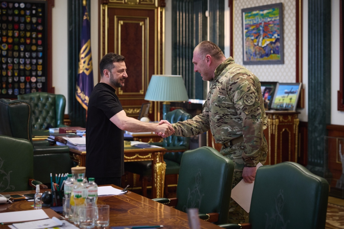 Ο ουκρανός πρόεδρος Βολοντίμιρ Ζελένσκι και ο επικεφαλής της Υπηρεσίας Ασφαλείας της Ουκρανίας, Βασίλ Μαλιούκ, αμέσως μετά τα χτυπήματα με drones ρωσικών πολεμικών αεροσκαφών. Ο ουκρανός πρόεδρος Βολοντίμιρ Ζελένσκι και ο επικεφαλής της Υπηρεσίας Ασφαλείας της Ουκρανίας, Βασίλ Μαλιούκ, αμέσως μετά τα χτυπήματα με drones ρωσικών πολεμικών αεροσκαφών.