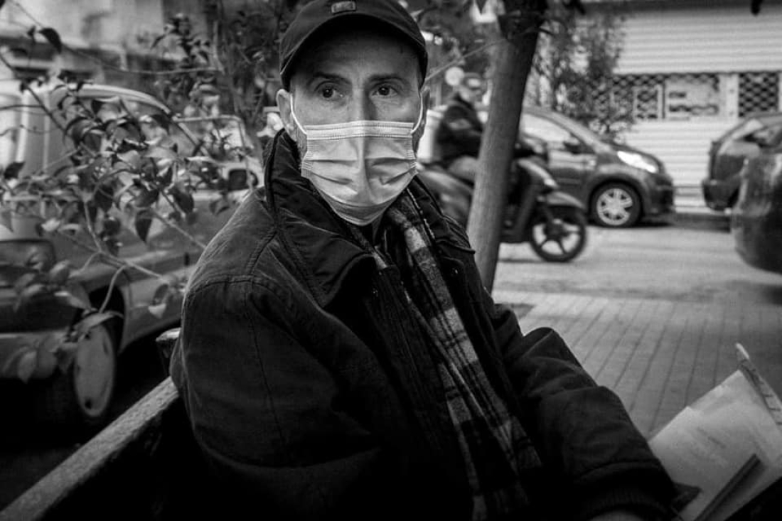 O Νίκος Δαββέτας με μάσκα, μια μέρα Δεκεμβρίου του 2020, από τον Κωνσταντίνο Πίττα. 