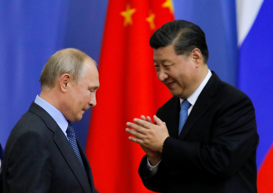 15 Σεπτεμβρίου, Σαμαρκάνδη, Ουζμπεκιστάν. Ο πρόεδρος της Κίνας Σι Τζινπίνγκ και ο πρόεδρος της Ρωσίας Βλαντίμιρ Πούτιν συναντιούνται στο πλαίσιο ενός φόρουμ του Οργανισμού Συνεργασίας της Σαγκάης. Η Ρωσία επιδιώκει συμμαχίες και διεθνή στήριξη. Αλλ’ επειδή η Ρωσία, απλά, δεν είναι κανονική χώρα από οικονομική και χρηματοοικονομική άποψη, ουδείς έχει διάθεση να σπαταλήσει πολλά χρήματα για να τη στηρίξει, και βέβαια ούτε η Κίνα.  