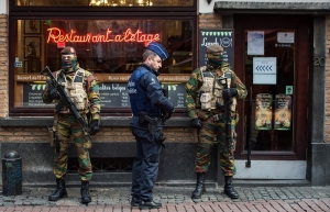 Βρυξέλλες, Βέλγιο, 21 Νοεμβρίου 2015. Αστυνομικοί φρουροί σε κεντρικό δρόμο, περιπολούν για να αποτρέψουν ενδεχόμενο τρομοκρατικό κτύπημα. Η ταυτότητα των πρόσφατων κτυπημάτων, την ευθύνη των οποίων ανέλαβε το Ισλαμικό Κράτος, και η συζήτηση που γίνεται για την πιθανότητα οι μουσουλμανικές κοινότητες στη Δύση να τροφοδοτούν με μαχητές το εξτρεμιστικό Ισλάμ, έχει οδηγήσει σε σφοδρές ιδεολογικές διαμάχες με αντικείμενο το ευρωπαϊκό μοντέλο της πολυπολιτισμικότητας.