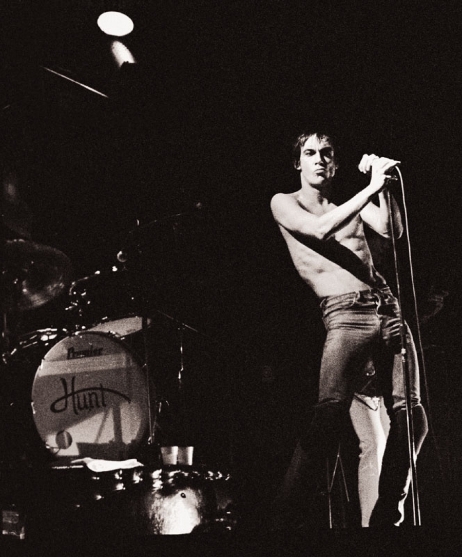 Ο Ίγκυ Ποπ το 1977 σε συναυλία στη Μινεάπολη.