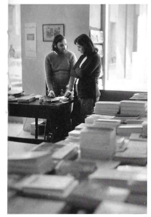 Στην Ενδοχώρα. Αριστερά, ο βιβλιοπώλης Μάνος Μοσχονάς, δεξιά η σύζυγός του, Ελένη. Η φωτογραφία έχει τραβηχτεί από τον Mario Vitti.  