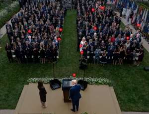 26 Σεπτεμβρίου 2020, Ουάσινγκτον, Λευκός Οίκος, Κήπος των Ρόδων. Ο αμερικανός πρόεδρος Ντόναλντ Τραμπ ανακοινώνει την υποψηφιότητα της δικαστίνας Έιμι Κόνι Μπάρετ για το Ανώτατο Δικαστήριο των ΗΠΑ, σε αντικατάσταση της εκλιπούσης Ρουθ Μπέιντερ Γκίνσμπουργκ. Την ημέρα εκείνη κόλλησαν κορωνοϊό τουλάχιστον έντεκα άτομα, του προέδρου συμπεριλαμβανομένου. Οι New York Times επεξεργάστηκαν μια από τις φωτογραφίες της βραδιάς για να δείξουν ποιοι ήταν οι θετικοί στον ιό. Η επιπολαιότητα και η αδυναμία του κράτους να διαχειριστεί την υγειονομική κρίση υπονόμευσε την εμπιστοσύνη των αμερικανών πολιτών στους θεσμούς.  