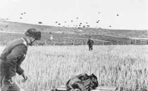 20 &Mu;&alpha;ΐ&omicron;&upsilon; 1941. &Gamma;&epsilon;&rho;&mu;&alpha;&nu;ό&sigmaf; &alpha;&lambda;&epsilon;&xi;&iota;&pi;&tau;&omega;&tau;&iota;&sigma;&tau;ή&sigmaf; έ&chi;&epsilon;&iota; &pi;&rho;&omicron;&sigma;&gamma;&epsilon;&iota;&omega;&theta;&epsilon;ί &sigma;&epsilon; &chi;&omega;&rho;ά&phi;&iota;, &sigma;&tau;&omicron; έ&delta;&alpha;&phi;&omicron;&sigmaf; &tau;&eta;&sigmaf; &Kappa;&rho;ή&tau;&eta;&sigmaf;, &epsilon;&nu;ώ &pi;&omicron;&lambda;&lambda;&omicron;ί &alpha;&kappa;ό&mu;&alpha; &sigma;&upsilon;&nu;ά&delta;&epsilon;&lambda;&phi;&omicron;ί &tau;&omicron;&upsilon; &epsilon;&tau;&omicron;&iota;&mu;ά&zeta;&omicron;&nu;&tau;&alpha;&iota; &mu;&epsilon; &tau;&eta; &sigma;&epsilon;&iota;&rho;ά &tau;&omicron;&upsilon;&sigmaf; &nu;&alpha; &pi;&rho;&omicron;&sigma;&gamma;&epsilon;&iota;&omega;&theta;&omicron;ύ&nu;.