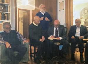 Μάρτιος του 2013. Ο Θανάσης Βαλτινός υπογράφει τη συνεργασία του στο αντίτυπο των 18 Κειμένων που ανήκε στον Ρόδη Ρούφο. Ήταν μια ετεροχρονισμένη υπογραφή, αφού ο Ρούφος, όταν κυκλοφόρησε η έκδοση, αναζήτησε και πήρε την υπογραφή των υπόλοιπων 16 συνεργατών του τεύχους. Αριστερά από τον Βαλτινό βρίσκεται ο καθηγητής Δημήτρης Ν. Μαρωνίτης, δεξιά του ο Δημήτρης Δασκαλόπουλος. Πίσω του, ο δικηγόρος Λουκάς Ρούφος, γιος του Ρόδη Ρούφου, αριστερά στη φωτογραφία ο Μίλτος Φραγκόπουλος, γιος του Θεόφιλου Φραγκόπουλου.