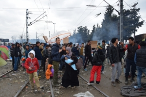 Ειδομένη, Μάρτιος 2016. Σύριοι, κατά κύριο λόγο, πρόσφυγες προσπαθούν να φυλαχτούν από το κρύο και την υγρασία στο αυτοσχέδιο στρατόπεδο, στη συνοριακή γραμμή της Ελλάδας με την πρώην Γιουγκοσλαβική Δημοκρατία της Μακεδονίας, που έως κάποια στιγμή ήταν πέρασμα προσφύγων στην πορεία τους προς τη Γερμανία και άλλες χώρες της Κεντρικής Ευρώπης.  