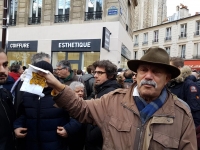 Παρίσι, 28 Μαρτίου 2018. Στη &quot;λευκή πορεία&quot; στη μνήμη της δολοφονηθείσας Μιρέιγ Κνολ, ένας διαδηλωτής επιδεικνύει το αστέρι που το χιτλερικό καθεστώς επέβαλλε να φορούν δημόσια οι εβραίοι - πριν ακόμα αρχίσουν οι μαζικές εκτοπίσεις στα στρατόπεδα θανάτου.