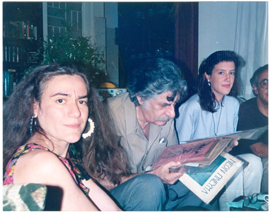 Ο ποιητής Μανόλης Αναγνωστάκης ξεφυλλίζει περιοδικά ανάμεσα στην Αγορή Γκρέκου (αριστερά) και τη Μεταξένια Ζεβελάκη.1992.