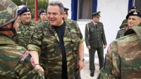O &mu;&iota;&lambda;&iota;&tau;&alpha;&rho;&iota;&sigma;&tau;ή&sigmaf; &phi;ί&lambda;&omicron;&sigmaf; &tau;&omega;&nu; &alpha;&nu;&tau;&iota;&mu;&iota;&lambda;&iota;&tau;&alpha;&rho;&iota;&sigma;&tau;ώ&nu;.