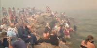 23 Ιουλίου 2018, Αργυρά Ακτή, Μάτι, Αττική. Κάτοικοι έχουν καταφύγει στη θάλασσα για να γλιτώσουν από τη φωτιά. Εικόνα από το βίντεο του Νίκου Βερυκοκκίδη, ο οποίος κατέγραψε το συμβάν με το κινητό του.