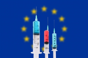 Τα εμβόλια είναι δείκτης της πολιτικής της Ευρώπης για την υγεία. Στην πανδημία, η Ευρωπαϊκή Επιτροπή δραστηριοποιήθηκε και κατόρθωσε να αποτρέψει τα πρώτα ανησυχητικά συμπτώματα «εγωιστικής» αντίδρασης και υγειονομικού «εθνικισμού» που εμφανίσθηκαν τις πρώτες στιγμές πανικού. Διαπραγματεύθηκε συμφωνίες πλαίσιο με τις φαρμακοβιομηχανίες και τις βιομηχανίες ιατρικού υλικού για να μπορέσουν τα κράτη μέλη να εφοδιασθούν σε λογικές τιμές, διευκόλυνε την παροχή επιδοτήσεων σε επιχειρήσεις του ιατρικού κλάδου και προώθησε τη συνεργασία σε ζητήματα έρευνας και πολιτικής προστασίας. Οι επικρίσεις που εκτοξεύονται εναντίον των Βρυξελλών για καθυστερημένη υπογραφή συμβολαίων με τις φαρμακευτικές εταιρείες για την απόκτηση εμβολίων παραγνωρίζουν το γεγονός ότι η Ευρωπαϊκή Επιτροπή εξουσιοδοτήθηκε από τα κράτη μέλη να προβεί σε αγορά εμβολίων μόλις τον περασμένο Ιούνιο, ενώ άλλες χώρες είχαν ήδη προχωρήσει τη διαδικασία.  
