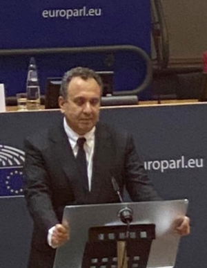 8 Δεκεμβρίου 2021, Βρυξέλλες. Ο Χρήστος Χωμενίδης στο Ευρωκοινοβούλιο, στη διάρκεια της βράβευσής του.