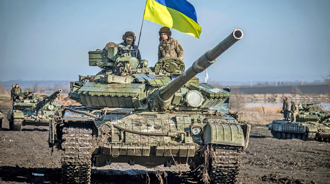 Ουκρανικό άρμα μάχης στον πόλεμο κατά του ρώσου εισβολέα. Υποστηρίζεται από ορισμένους, δεξιούς κι αριστερούς, ότι είναι καλό να τελειώσει ο πόλεμος, χωρίς να υπολογίζεται ότι σε αυτή την περίπτωση η Ουκρανία θα εκχωρήσει στον επιτιθέμενο μεγάλο μέρος των εδαφών της.