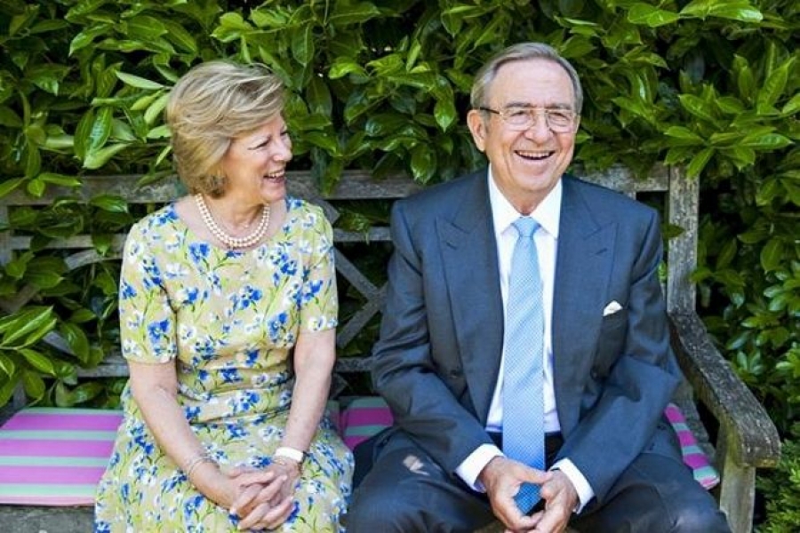 &Omicron; &tau;έ&omega;&sigmaf; &beta;&alpha;&sigma;&iota;&lambda;&iota;ά&sigmaf; &Kappa;&omega;&nu;&sigma;&tau;&alpha;&nu;&tau;ί&nu;&omicron;&sigmaf; &mu;&epsilon; &tau;&eta; &sigma;ύ&zeta;&upsilon;&gamma;ό &tau;&omicron;&upsilon;, Ά&nu;&nu;&alpha; &Mu;&alpha;&rho;ί&alpha;. &Omicron; έ&kappa;&pi;&tau;&omega;&tau;&omicron;&sigmaf; &mu;&omicron;&nu;ά&rho;&chi;&eta;&sigmaf; &sigma;&tau;&eta;&rho;ί&zeta;&epsilon;&iota; &alpha;&nu;&alpha;&phi;&alpha;&nu;&delta;ό&nu;, &kappa;&alpha;&iota; &alpha;&upsilon;&tau;ό&sigmaf;, ό&pi;&omega;&sigmaf; &kappa;&alpha;&iota; &omicron; &Mu;ί&kappa;&eta;&sigmaf; &Theta;&epsilon;&omicron;&delta;&omega;&rho;ά&kappa;&eta;&sigmaf; ή &omicron;&iota; &psi;&eta;&phi;&omicron;&phi;ό&rho;&omicron;&iota; &tau;&omega;&nu; &Alpha;&Nu;&Epsilon;&Lambda; &tau;&eta;&nu; &kappa;&upsilon;&beta;έ&rho;&nu;&eta;&sigma;&eta; &Alpha;&lambda;έ&xi;&eta; &Tau;&sigma;ί&pi;&rho;&alpha;.