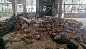 7 Μαΐου 2022, Αριστοτέλειο Πανεπιστήμιο Θεσσαλονίκης. Εικόνα καταστροφής από το χώρο της Βιβλιοθήκης της Σχολής Θετικών Επιστημών, που χτιζόταν και την κατεδάφισαν κουκουλοφόροι με βαριοπούλες. 