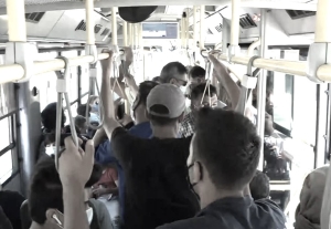 Αθήνα, Ιούλιος 2022. Αστικό λεωφορείο. Ελάχιστοι επιμένουν να φοράνε μάσκα. Άλλωστε δεν είναι υποχρεωτική.