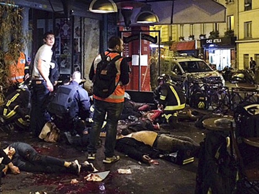 Παρίσι, 13 Νοεμβρίου 2015. Λίγο μετά την έκρηξη μεγάλης ισχύος βόμβας στο εστιατόριο La Belle Equipe, με πολλoύς νεκρούς.