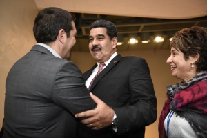 30 Σεπτεμβρίου 2015, Νέα Υόρκη, ΗΠΑ. Ο έλληνας πρωθυπουργός Αλέξης Τσίπρας συναντιέται με τον πρόεδρο της Βενεζουέλας, Νικολάς Μαδούρο, και ανεβάζει στο twitter φωτογραφία από τη συνάντησή τους.  