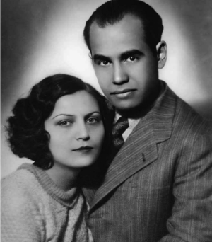 &Eta; &Alpha;&nu;&theta;&omicron;ύ&lambda;&alpha; &Sigma;&tau;&alpha;&theta;&omicron;&pi;&omicron;ύ&lambda;&omicron;&upsilon; &mu;&epsilon; &tau;&omicron;&nu; &sigma;ύ&zeta;&upsilon;&gamma;ό &tau;&eta;&sigmaf;, &Gamma;&iota;ώ&rho;&gamma;&omicron; &Beta;&alpha;&phi;ό&pi;&omicron;&upsilon;&lambda;&omicron;.  