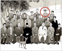 &Omicron; &Alpha;&lambda;έ&kappa;&omicron;&sigmaf; &Pi;&alpha;&pi;&alpha;&delta;ά&tau;&omicron;&sigmaf; &zeta;&omega;&gamma;&rho;&alpha;&phi;ί&zeta;&epsilon;&iota; &tau;&omicron;&nu; &Sigma;&tau;&rho;&alpha;&tau;ή &Tau;&sigma;ί&rho;&kappa;&alpha;, &nu;έ&omicron;, &alpha;&pi;ό &tau;&eta; &delta;&epsilon;&kappa;&alpha;&epsilon;&tau;ί&alpha; &tau;&omicron;&upsilon; 1920, &sigma;&tau;&omicron;&nu; &pi;&epsilon;&rho;ί&beta;&omicron;&lambda;&omicron; &tau;&eta;&sigmaf; &Alpha;&mu;&pi;&epsilon;&tau;&epsilon;ί&omicron;&upsilon; &Sigma;&chi;&omicron;&lambda;ή&sigmaf; &sigma;&tau;&omicron; &Kappa;ά&iota;&rho;&omicron;, ό&pi;&omicron;&upsilon; &kappa;&alpha;&iota; &omicron; ί&delta;&iota;&omicron;&sigmaf; έ&kappa;&alpha;&nu;&epsilon; &tau;&alpha; &sigma;&chi;&omicron;&lambda;&iota;&kappa;ά &chi;&rho;ό&nu;&iota;&alpha; &tau;&omicron;&upsilon;.