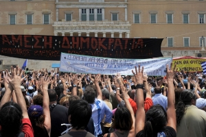 29 Ιουνίου 2011. «Αγανακτισμένοι» διαδηλωτές στην πλατεία Συντάγματος μουντζώνουν ομαδικά το Ελληνικό Κοινοβούλιο.