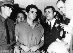  O Αλέξανδρος Παναγούλης στη δίκη για την αποτυχημένη απόπειρα δολοφονίας του δικτάτορα Γεωργίου Παπαδοπούλου. Υπέστη βασανιστήρια χωρίς να αποκαλύψει συνεργούς και καταδικάστηκε σε θάνατο, χωρίς ωστόσο το καθεστώς να τον στείλει στο απόσπασμα, κυρίως λόγω της παγκόσμιας αρνητικής δημοσιότητας που θα είχε μια τέτοια επιλογή. 