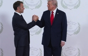 14 Οκτωβρίου 2025. Ο αμερικανός πρόεδρος Τραμπ συναντά τον γάλλο πρόεδρο Μακρόν, ο οποίος συνέβαλε στο επικοινωνιακό σόου του πρώτου με την ευκαιρία της διευθέτησης του Πολέμου στη Γάζα και της συμφωνίας αφοπλισμού της Χαμάς. Τηλεθέαση και πλακίτσες είναι τα θέματα που αντιμετώπισαν στην κριτική τους τα παραδοσιακά ΜΜΕ αλλά και τα σόσιαλ μίντια.