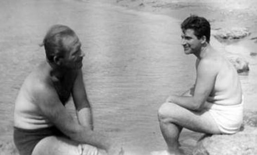 Ο Τάκης Σινόπουλος και ο Γιώργης Παυλόπουλος στην παραλία, σε μια φωτογραφία που έχει τραβηχθεί περί το 1960. 