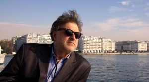 &Omicron; &Mu;&iota;&sigma;έ&lambda; &Delta;&eta;&mu;ό&pi;&omicron;&upsilon;&lambda;&omicron;&sigmaf;, &epsilon;&mu;&psi;&upsilon;&chi;&omega;&tau;ή&sigmaf; &tau;&alpha; &mu;&epsilon;&tau;&alpha;&pi;&omicron;&lambda;&iota;&tau;&epsilon;&upsilon;&tau;&iota;&kappa;ά &chi;&rho;ό&nu;&iota;&alpha; &tau;&omicron;&upsilon; &pi;&epsilon;&rho;&iota;&omicron;&delta;&iota;&kappa;&omicron;ύ &Sigma;ύ&gamma;&chi;&rho;&omicron;&nu;&omicron;&sigmaf; &Kappa;&iota;&nu;&eta;&mu;&alpha;&tau;&omicron;&gamma;&rho;ά&phi;&omicron;&sigmaf; &kappa;&alpha;&iota; &omicron; &omicron;&upsilon;&sigma;&iota;&alpha;&sigma;&tau;&iota;&kappa;ό&sigmaf; &alpha;&nu;&alpha;&mu;&omicron;&rho;&phi;&omega;&tau;ή&sigmaf; &tau;&omicron;&upsilon; &Phi;&epsilon;&sigma;&tau;&iota;&beta;ά&lambda; &Theta;&epsilon;&sigma;&sigma;&alpha;&lambda;&omicron;&nu;ί&kappa;&eta;&sigmaf;.