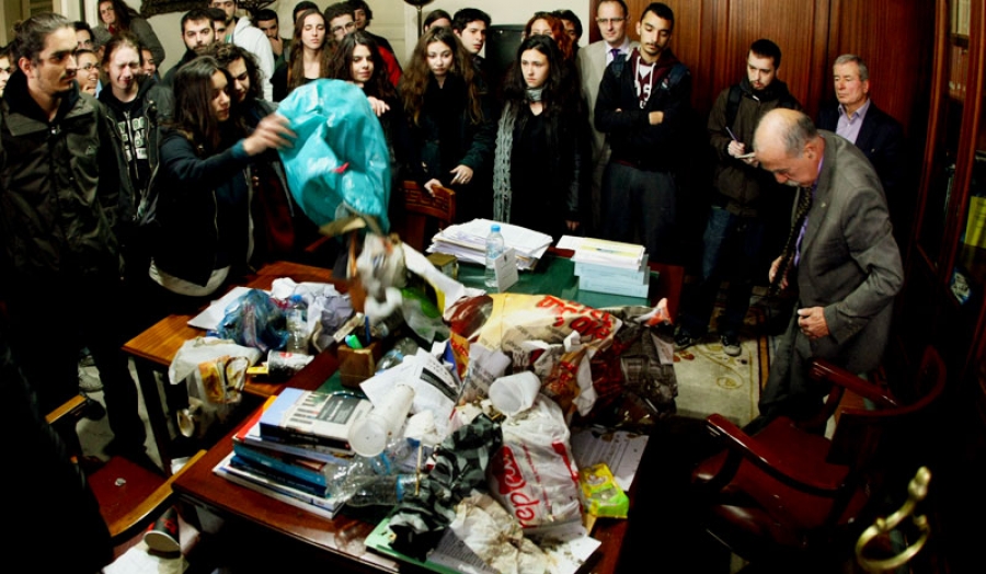 24 Nοεμβρίου 2014. Φοιτητές ρίχνουν σκουπίδια στο γραφείο του αντιπρύτανη στο Πανεπιστήμιο Αθηνών.