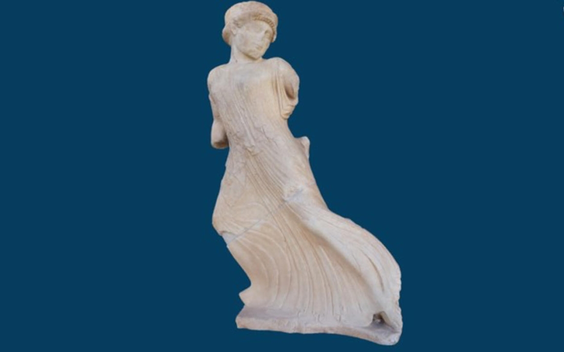 «Φεύγουσα Κόρη»: άγαλμα γυναικείας μορφής που κινείται ορμητικά προς τα αριστερά. Βρέθηκε το 1924 στην ευρύτερη περιοχή της «Ιεράς Οικίας». Είναι κατασκευασμένο με πεντελικό μάρμαρο. Οι διαστάσεις της Κόρης είναι μικρότερες από το φυσικό, καθώς το ύψος της φτάνει μόλις τα 0,65 μέτρα. Φοράει άζωστο πέπλο, που αποτελεί γνώρισμα της νεαρής ηλικίας του κοριτσιού. Η κίνηση του δεξιού ποδιού σχηματίζει αλλεπάλληλες καμπύλες πτυχές στο ένδυμα, ενώ το ιμάτιο είναι διπλωμένο στον δεξιό βραχίονα και θα τυλιγόταν στο αριστερό χέρι (το οποίο δεν έχει διασωθεί). Το διάδημα στα μαλλιά είναι σημάδι υψηλής ή και θεϊκής καταγωγής. Η δισδιάστατη απόδοση του έργου και η κίνηση, που μοιάζει παράλληλη προς κάποιο επίπεδο πίσω του δικαιολογούν την υπόθεση πως το γλυπτό κοσμούσε κάποιο αέτωμα. Η κοπέλα έχει ταυτιστεί με την Περσεφόνη, που τρέχει για να ξεφύγει από τον Άδη, ή με κάποια από τις «πλουσιόστηθες» Ωκεανίδες, που έπαιζαν με την Κόρη στο Νύσιο Πεδίο.  