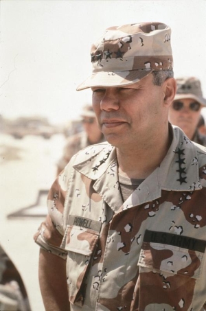 1990. Ο στρατηγός Κόλιν Πάουελ στη διάρκεια επιθεώρησης αμερικανικών στρατευμάτων που είχαν αναπτυχθεί στη Σαουδική Αραβία στο πλαίσιο των επιχειρήσεων της Καταιγίδας της Ερήμου.