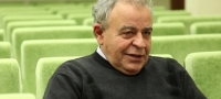 &Omicron; &kappa;&alpha;&theta;&eta;&gamma;&eta;&tau;ή&sigmaf; &Sigma;&tau;&alpha;ύ&rho;&omicron;&sigmaf; &Tau;&sigma;&alpha;&kappa;&upsilon;&rho;ά&kappa;&eta;&sigmaf;. &Mu;&epsilon; &omicron;&rho;&iota;&alpha;&kappa;ή&sigmaf; &sigma;&upsilon;&nu;&tau;&alpha;&gamma;&mu;&alpha;&tau;&iota;&kappa;ό&tau;&eta;&tau;&alpha;&sigmaf; &kappa;&rho;&upsilon;&pi;&tau;&alpha;&mu;&nu;&eta;&sigma;&tau;&epsilon;ί&alpha;, &eta; &kappa;&upsilon;&beta;έ&rho;&nu;&eta;&sigma;&eta; &theta;&epsilon;&omega;&rho;&epsilon;ί ό&tau;&iota; &theta;&alpha; &alpha;&pi;&omicron;&phi;ύ&gamma;&epsilon;&iota; &tau;&eta; &delta;&eta;&mu;ό&sigma;&iota;&alpha; έ&kappa;&theta;&epsilon;&sigma;&eta; &sigma;&tau;&eta;&nu; &omicron;&pi;&omicron;ί&alpha; &theta;&alpha; &tau;&eta;&nu; &upsilon;&pi;έ&beta;&alpha;&lambda;&epsilon; &mu;&iota;&alpha; &delta;ί&kappa;&eta; &tau;&omicron;&upsilon; &kappa;&alpha;&theta;&eta;&gamma;&eta;&tau;ή, έ&pi;&epsilon;&iota;&tau;&alpha; &alpha;&pi;ό έ&gamma;&kappa;&lambda;&eta;&sigma;&eta; &tau;&eta;&sigmaf; &pi;&rho;&omicron;έ&delta;&rho;&omicron;&upsilon; &tau;&omicron;&upsilon; &Alpha;&rho;&epsilon;ί&omicron;&upsilon; &Pi;ά&gamma;&omicron;&upsilon;, &eta; &omicron;&pi;&omicron;ί&alpha; &theta;&epsilon;ώ&rho;&eta;&sigma;&epsilon; &alpha;&delta;ί&kappa;&eta;&mu;&alpha; &tau;&eta;&nu; &kappa;&rho;&iota;&tau;&iota;&kappa;ή &pi;&omicron;&upsilon; &tau;&eta;&sigmaf; &alpha;&sigma;&kappa;ή&theta;&eta;&kappa;&epsilon; &sigma;&epsilon; (&pi;&omicron;&lambda;&iota;&tau;&iota;&kappa;ό) &kappa;&epsilon;ί&mu;&epsilon;&nu;ό &tau;&eta;&sigmaf;, &pi;&omicron;&upsilon; έ&sigma;&tau;&epsilon;&iota;&lambda;&epsilon; &sigma;&tau;&omicron;&upsilon;&sigmaf; &epsilon;&upsilon;&rho;&omega;&pi;&alpha;ί&omicron;&upsilon;&sigmaf; &omicron;&mu;&omicron;&lambda;ό&gamma;&omicron;&upsilon;&sigmaf; &tau;&eta;&sigmaf;. 