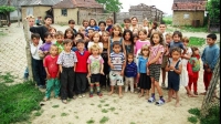 Παιδιά σε καταυλισμό Ρομά. Πολλά απ&#039; αυτά δεν έχουν δικαίωμα στη στοιχειώδη εκπαίδευση.
